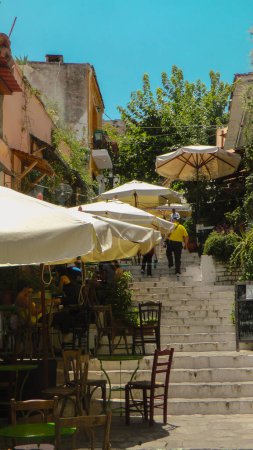 Téléchargez les photos : Vue sur la rue de la ville de Grèce - en image libre de droit