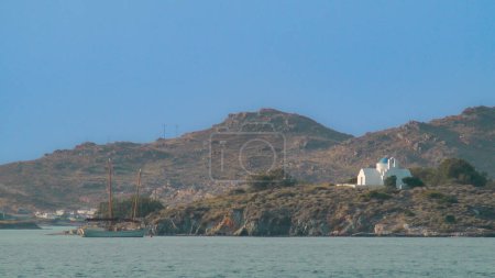 Téléchargez les photos : Bateau de pêche à la mer en Grèce - en image libre de droit
