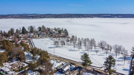 Téléchargez les photos : Vue hivernale sur le lac gelé de la ville - en image libre de droit