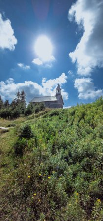Téléchargez les photos : Vue sur l'église dans les montagnes - en image libre de droit