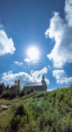 Foto de Vista de la iglesia en las montañas - Imagen libre de derechos