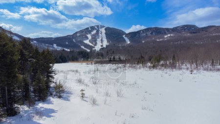 Téléchargez les photos : Vue aérienne sur les montagnes en hiver - en image libre de droit