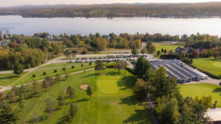 Téléchargez les photos : Vue aérienne du terrain de golf avec lac et parc - en image libre de droit
