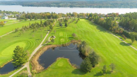 Foto de Vista aérea del campo de golf con lago y parque - Imagen libre de derechos
