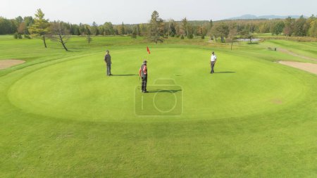 Téléchargez les photos : Personnes sur le terrain de golf dans le parc - en image libre de droit