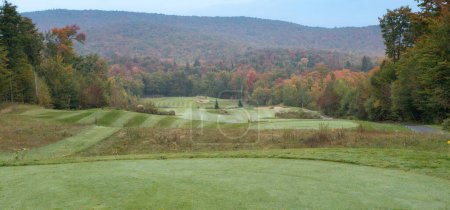 Foto de Vista aérea de un campo de golf con muchos árboles en hermoso día de otoño - Imagen libre de derechos