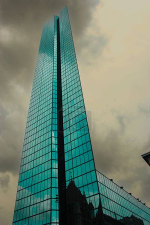Téléchargez les photos : BOSTON, USA: The John Hancock Tower, Boston, USA. Officiellement nommé Hancock Place est un gratte-ciel de 60 étages, de 790 pieds (241 m) achevé en 1976 - en image libre de droit