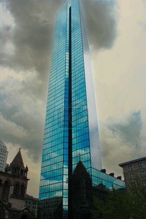 Téléchargez les photos : BOSTON, USA: The John Hancock Tower, Boston, USA. Officiellement nommé Hancock Place est un gratte-ciel de 60 étages, de 790 pieds (241 m) achevé en 1976 - en image libre de droit