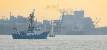Téléchargez les photos : Un cargo dans la mer - en image libre de droit