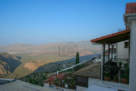 Téléchargez les photos : Vue sur la vallée au pied de la ville de Delphes en Grèce - en image libre de droit