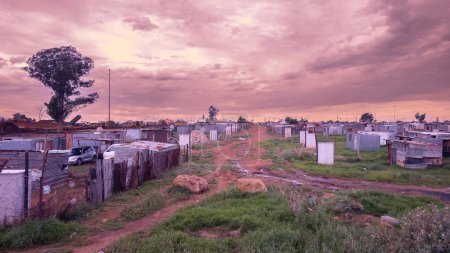 Téléchargez les photos : Vue de Soweto, un canton célèbre près de la ville de Johannesburg, Afrique du Sud - en image libre de droit