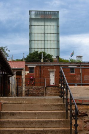 Téléchargez les photos : Vue sur la façade de la prison de Johannesburg - en image libre de droit