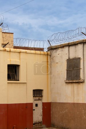 Téléchargez les photos : Vue sur la façade de la prison de Johannesburg - en image libre de droit