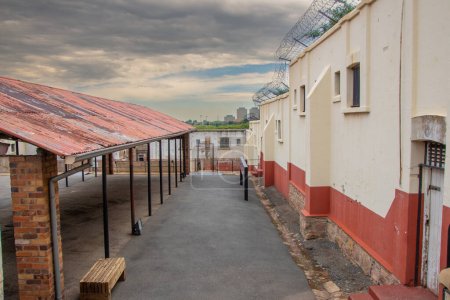 vista de la fachada de la prisión en Johannesburgo