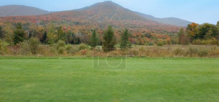 Téléchargez les photos : Beau trou sur un club de golf à l'automne dans le Vermont, États-Unis, à Jay Peak - en image libre de droit