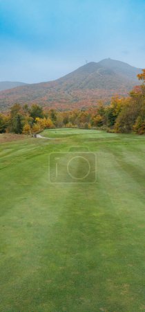 Téléchargez les photos : Beau trou sur un club de golf à l'automne dans le Vermont, États-Unis, à Jay Peak - en image libre de droit