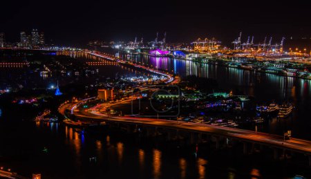 Foto de Una ciudad por la noche con un puente y un río - Imagen libre de derechos