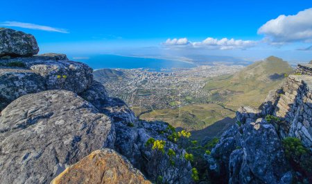 Téléchargez les photos : Vue d'une partie de la belle ville du Cap depuis la montagne de la Table Afrique du Sud - en image libre de droit