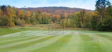 Schönes Loch auf einem Golfclub im Herbst in Vermont, USA, am Jay Peak