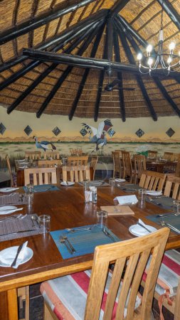Téléchargez les photos : Intérieur d'un restaurant vide à Hotel Hazyview sam, Afrique du Sud - en image libre de droit