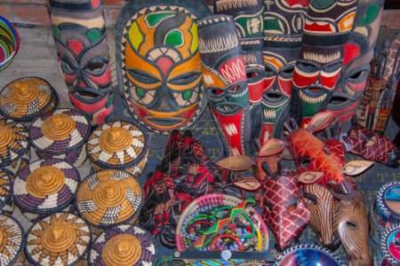 Téléchargez les photos : Souvenirs traditionnels en vente sont disponibles dans un kiosque en Afrique du Sud - en image libre de droit
