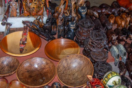Foto de Souvenirs tradicionales a la venta están disponibles en un quiosco en Sudáfrica - Imagen libre de derechos