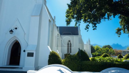 Téléchargez les photos : Jolie petite église à Stellenbosch sous le soleil. Afrique du Sud. - en image libre de droit