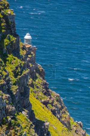 Foto de Faro en la costa rocosa en el famoso Cabo de Buena Esperanza en Sudáfrica - Imagen libre de derechos