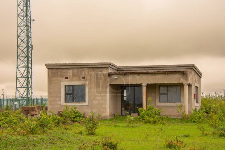 Modeste maison avec tour de télécommunication près d'un village swazi dans le Swaziland rural