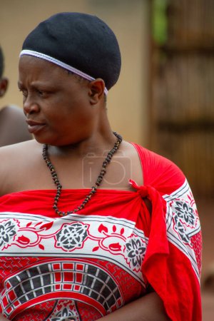 Téléchargez les photos : Manzini, Eswatini, 11 14 2023. Femme en costume traditionnel portée dans un village swazi à Eswatini Afrique du Sud - en image libre de droit