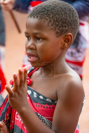 Téléchargez les photos : Manzini, Eswatini, 11 14 2023. Costume traditionnel porté dans un village swazi à Eswatini Afrique du Sud - en image libre de droit