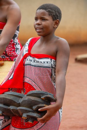 Téléchargez les photos : Manzini, Eswatini, 11 14 2023. Costume traditionnel porté dans un village swazi à Eswatini Afrique du Sud - en image libre de droit