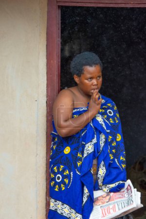 Téléchargez les photos : Manzini, Eswatini, 11 14 2023. Femme en costume traditionnel portée dans un village swazi à Eswatini Afrique du Sud - en image libre de droit