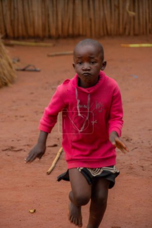 Foto de Manzini, Eswatini, 11 14 2023. Niños suazis en un pueblo tradicional de su gente en Eswatini - Imagen libre de derechos