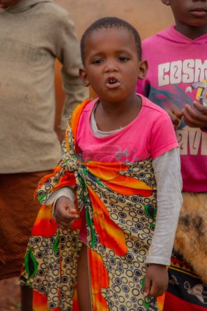 Téléchargez les photos : Manzini, Eswatini, 11 14 2023. Enfants swazis dans un village traditionnel de leur peuple à Eswatini - en image libre de droit