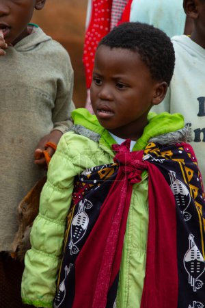 Foto de Manzini, Eswatini, 11 14 2023. Niños suazis en un pueblo tradicional de su gente en Eswatini - Imagen libre de derechos
