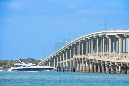 Téléchargez les photos : Bateau sur la mer à Key Biscayne Bay près de Miami en Floride - en image libre de droit