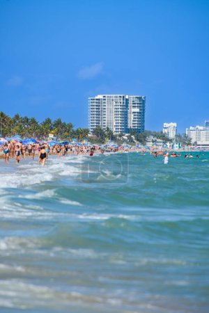 Foto de Miami, Estados Unidos: hermosa playa y océano en Miami Beach, al sur de Miami, Florida personas disfrutando del día - Imagen libre de derechos