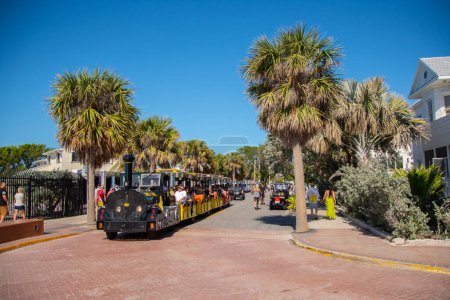Téléchargez les photos : Train touristique pour enfants dans les rues de Key West (espagnol : Cayo Hueso) est une île dans le détroit de Floride - en image libre de droit