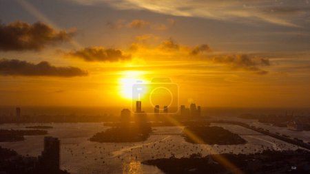 Téléchargez les photos : Beau lever de soleil sur Miami South Beach par un matin de janvier - en image libre de droit