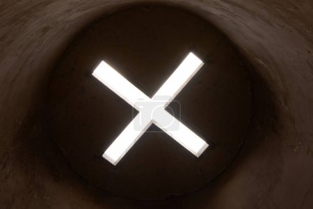 Une image d'une lettre X blanche dans un dôme sombre à Soweto, Afrique du Sud