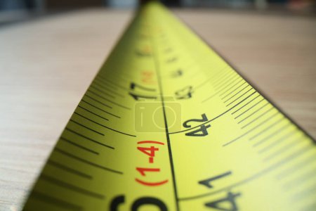 Téléchargez les photos : Yellow steel tape measure, close-up. Measuring tool. Measurement of length and distance, ruler - en image libre de droit