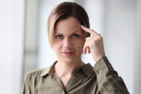 Foto de Portrait of a thoughtful woman with a finger on the forehead, close-up. Business woman, brainstorming - Imagen libre de derechos