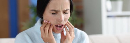 Frau mit starken akuten Zahnschmerzen. Zahnprobleme und Karies Behandlungskonzept