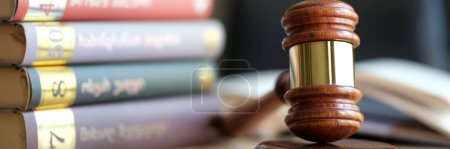Richterlicher Faustschlag im Gerichtssaal oder illegale Versteigerung. Konzept Recht und Gerechtigkeit