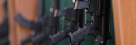 Foto de Rifles o carabinas de aire en un rack están a la venta. Armas para el concepto policial - Imagen libre de derechos