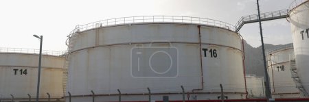 Téléchargez les photos : Close-up of white big petrochemical storage tanks or tank farm. Crude oil export factory industry or fuel storage - en image libre de droit