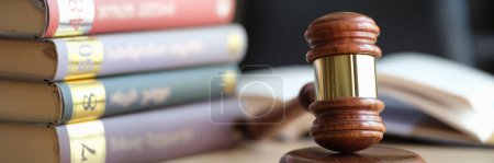 Foto de Close-up of wooden judge gavel on sounding block and stack of law books. Jurisprudence, attorney, justice and law concept - Imagen libre de derechos