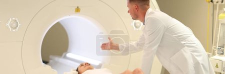 Foto de Doctor examining female patient with CT scanner in hospital. Woman visiting MRI procedure in medical clinic. - Imagen libre de derechos