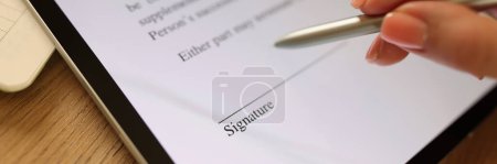 Foto de Primer plano de la firma de mano femenina e-documento con lápiz en la tableta. Firma electrónica y concepto de tecnologías modernas - Imagen libre de derechos